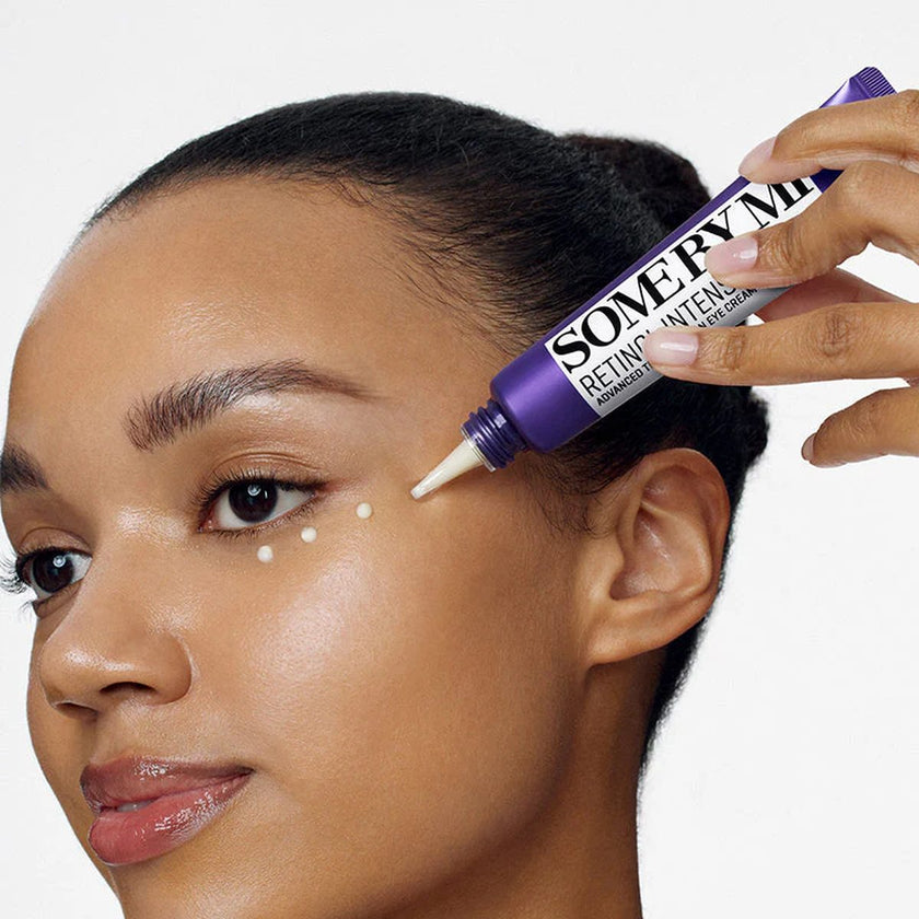 Soin contour des yeux Some By Mi Retinol Intense appliqué sur le visage – cosmétique coréen à Tahiti