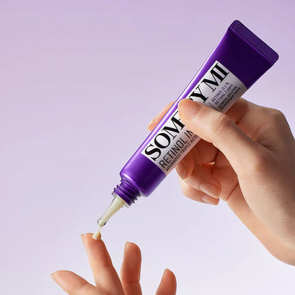 Soin contour des yeux Some By Mi Retinol Intense appliqué sur le visage – cosmétique coréen à Tahiti
